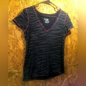Piper &blue black animal print vneck tshirt. Size xl